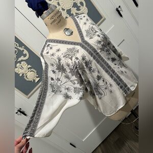 EUC women’s vneck top size medium by Rose + Olive.